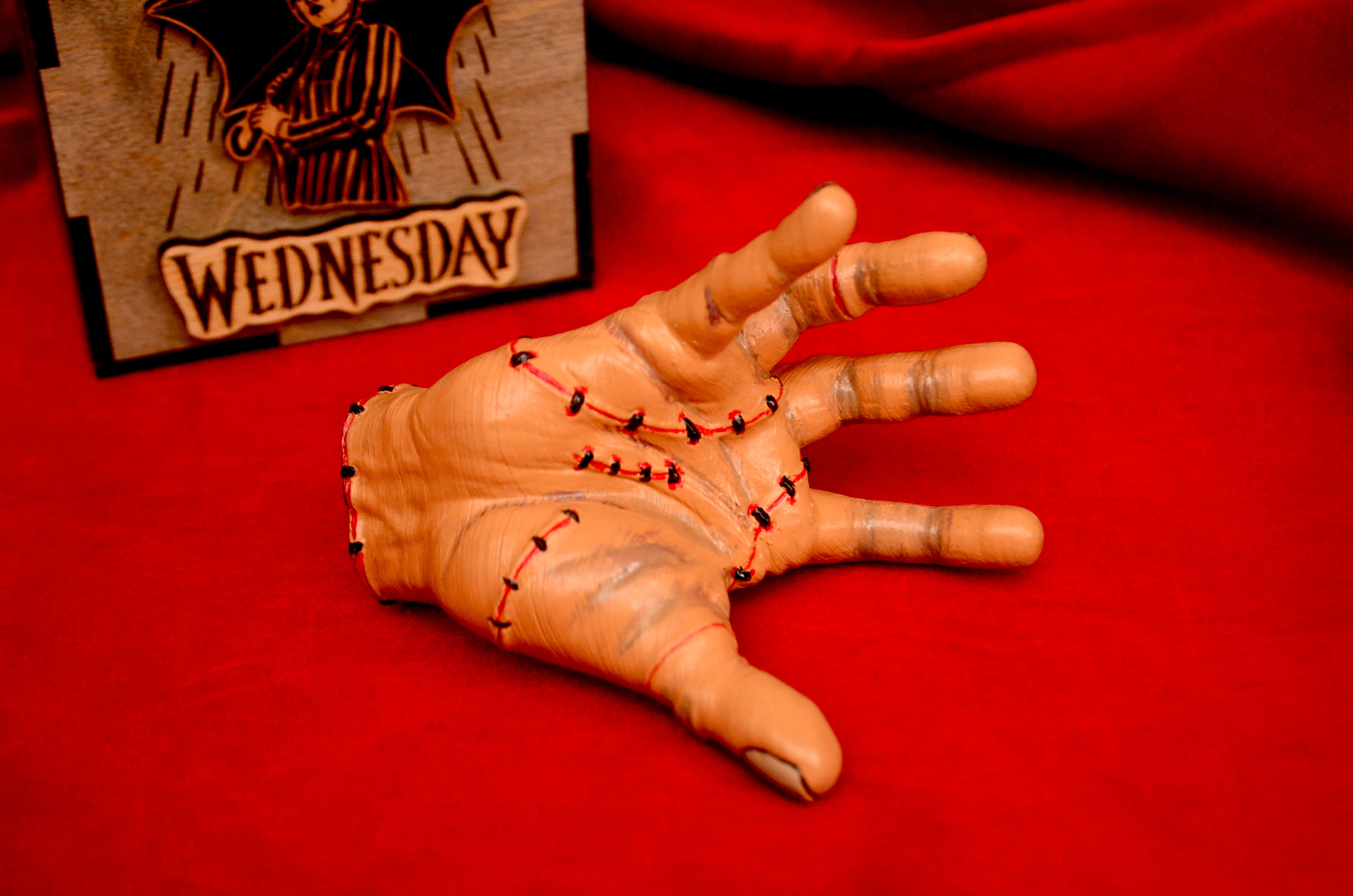 Пластиковая рука вещь из сериала Венсдей